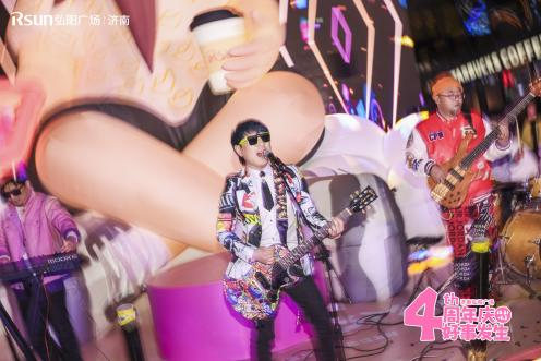 �������죬���·���ح���Ϻ����㳡��������Բ���չ٣�