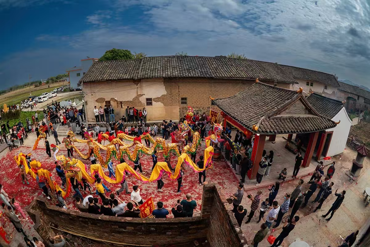 �����ϵ���ʽʱ����ʨ��Ծ��������졣�ܷ��߹�ͼ